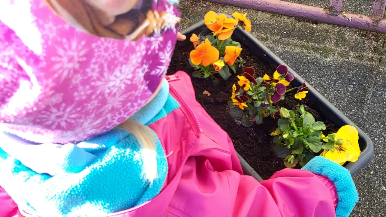 Kind hat Blumen ausgesucht 