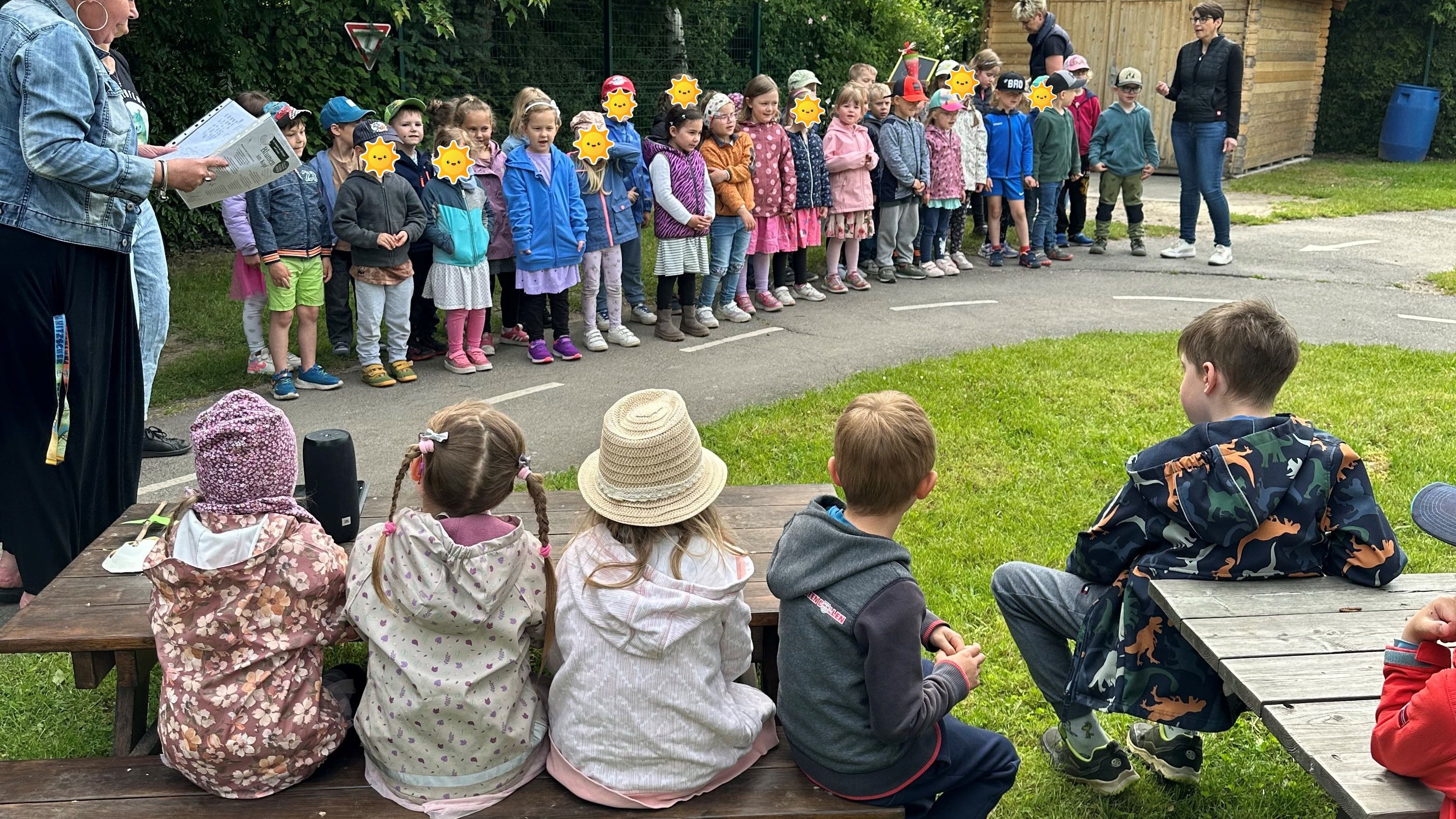 die Seepferdchen und Frösche führen ihr Programm vor