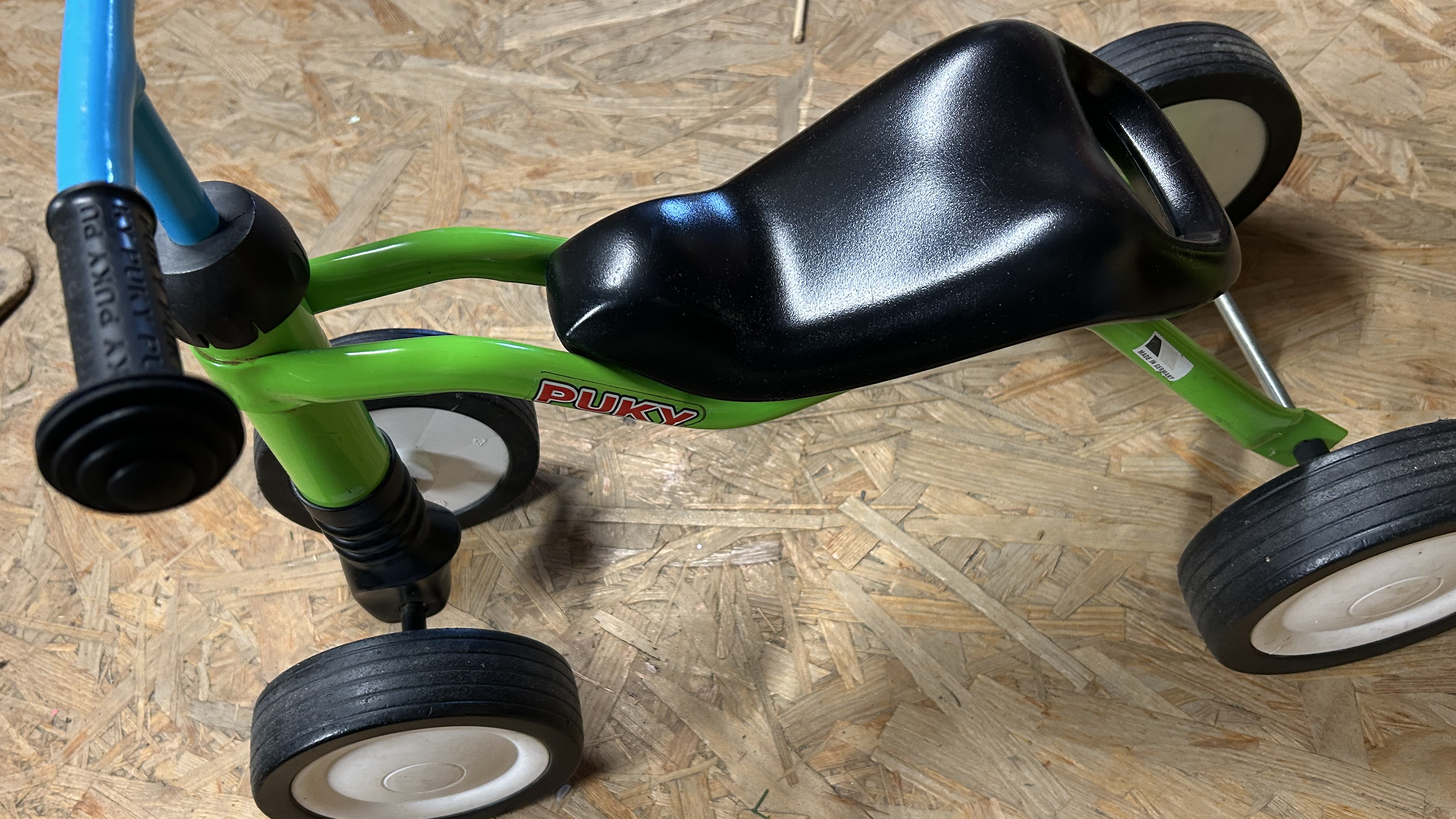 grün-blaues Puki-Laufrad