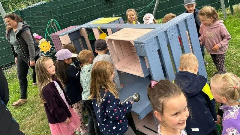 Eine Matschküche als Abschiedsgeschenk der SchulanfängerInnen 2024