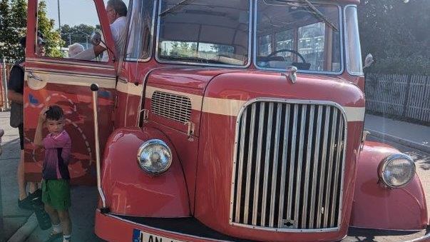 Der rote Opel Blitz aus „Die Schule der magischen Tiere“ zu Gast