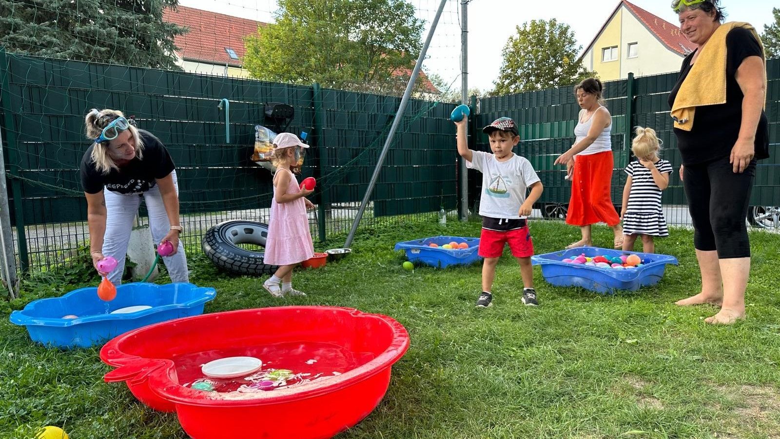 Spiel und Spaß beim Wasserbombenweitwurf