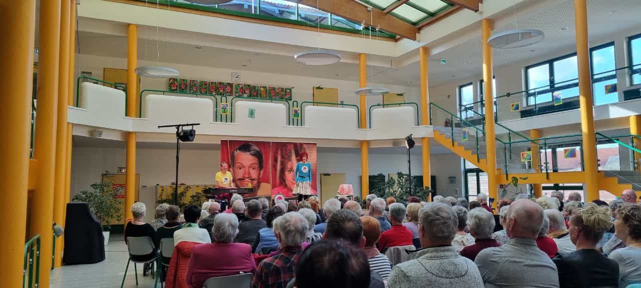 Zahlreiche Besucher bei der Aufführung "So viel Heiterkeit" vom Kabarett Sanftwut