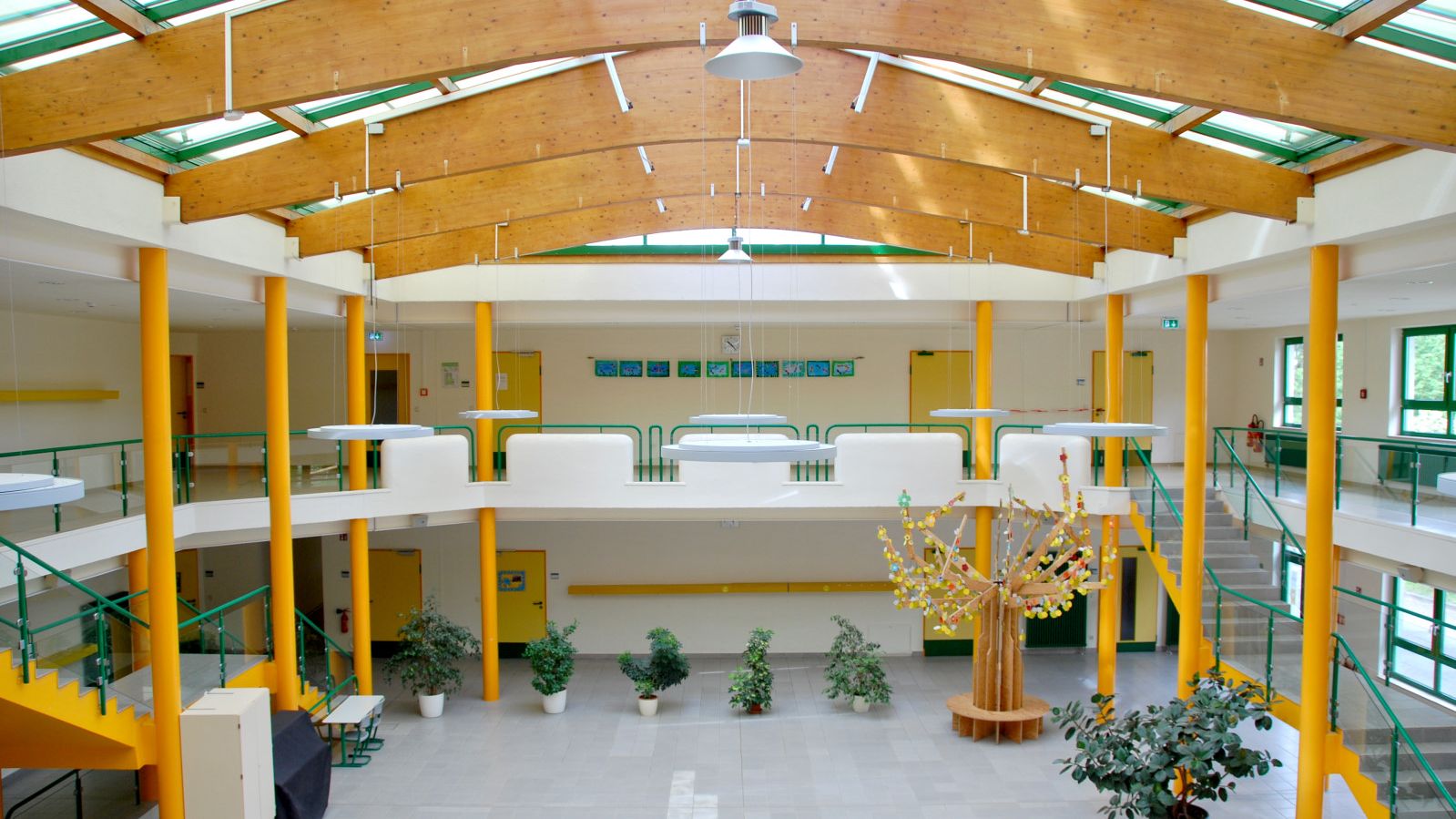 Hell und modern - die Aula der Grundschule Borsdorf