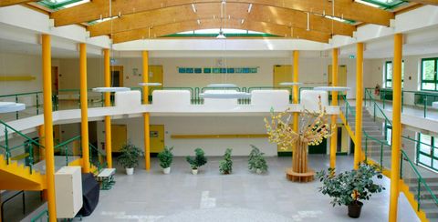 Moderne Aula der Grundschule