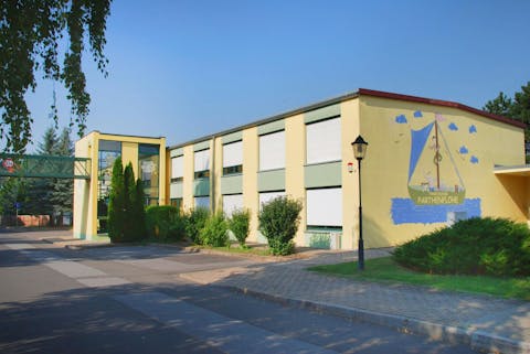 Unsere Kita mit dem Logo der Parthenflöhe