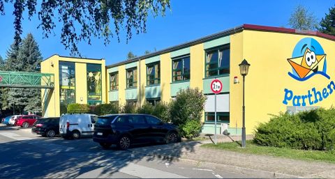 Kindergartengebäude mit dem Logo der Parthenflöhe