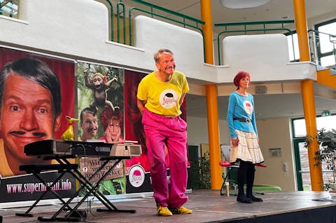 Kabarett Vorstellung in der Grundschul-Aula
